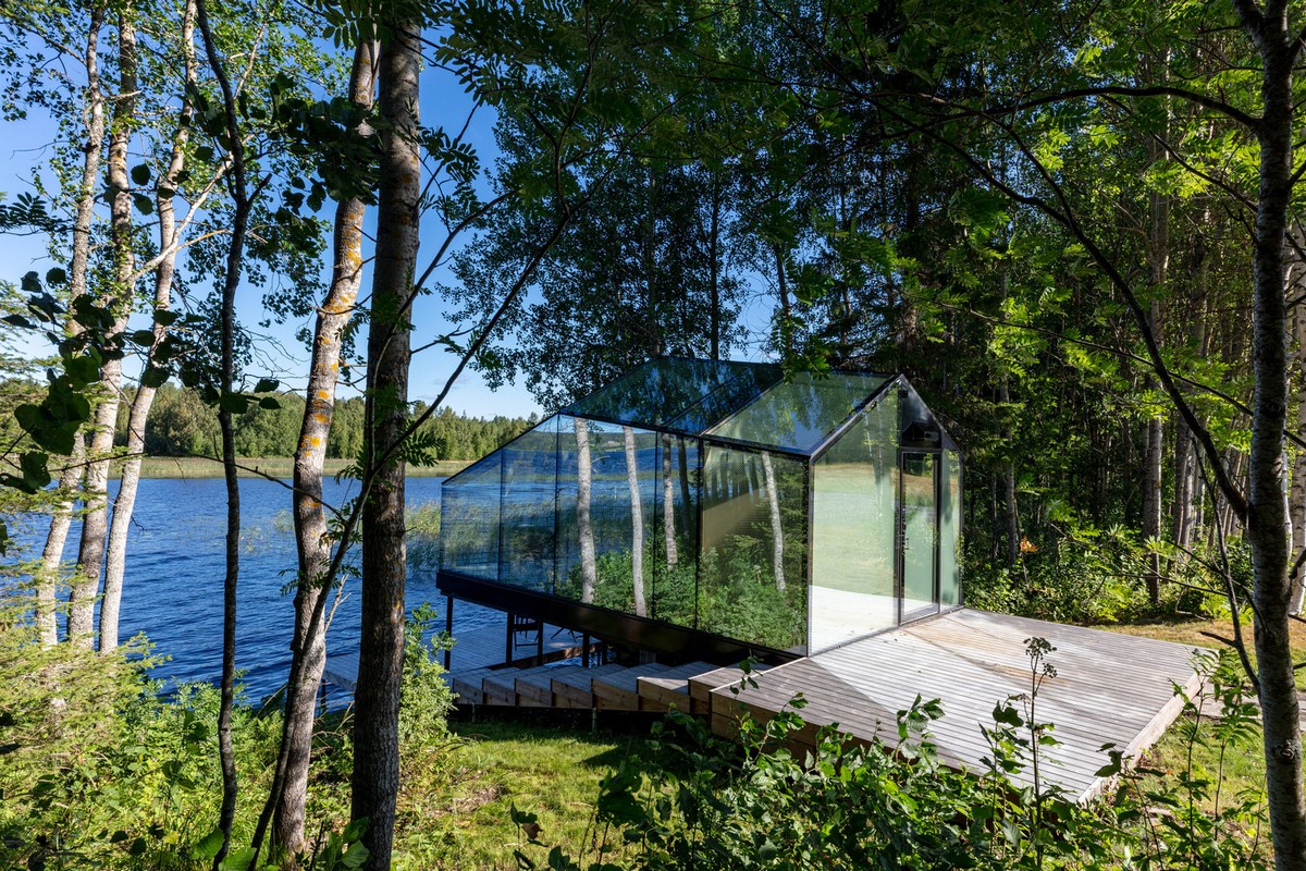 Лесная кабина для работы и отдыха у реки в Финляндии