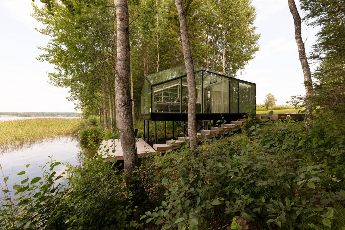 Лесная кабина для работы и отдыха у реки в Финляндии