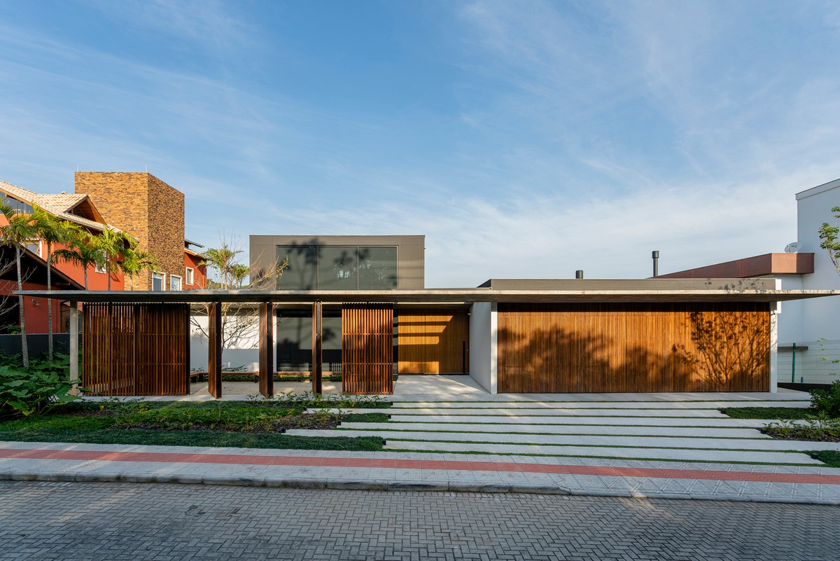 Современный дом с двориком и бассейном в Бразилии