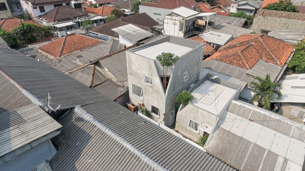 Городской дом для двух семей в Индонезии