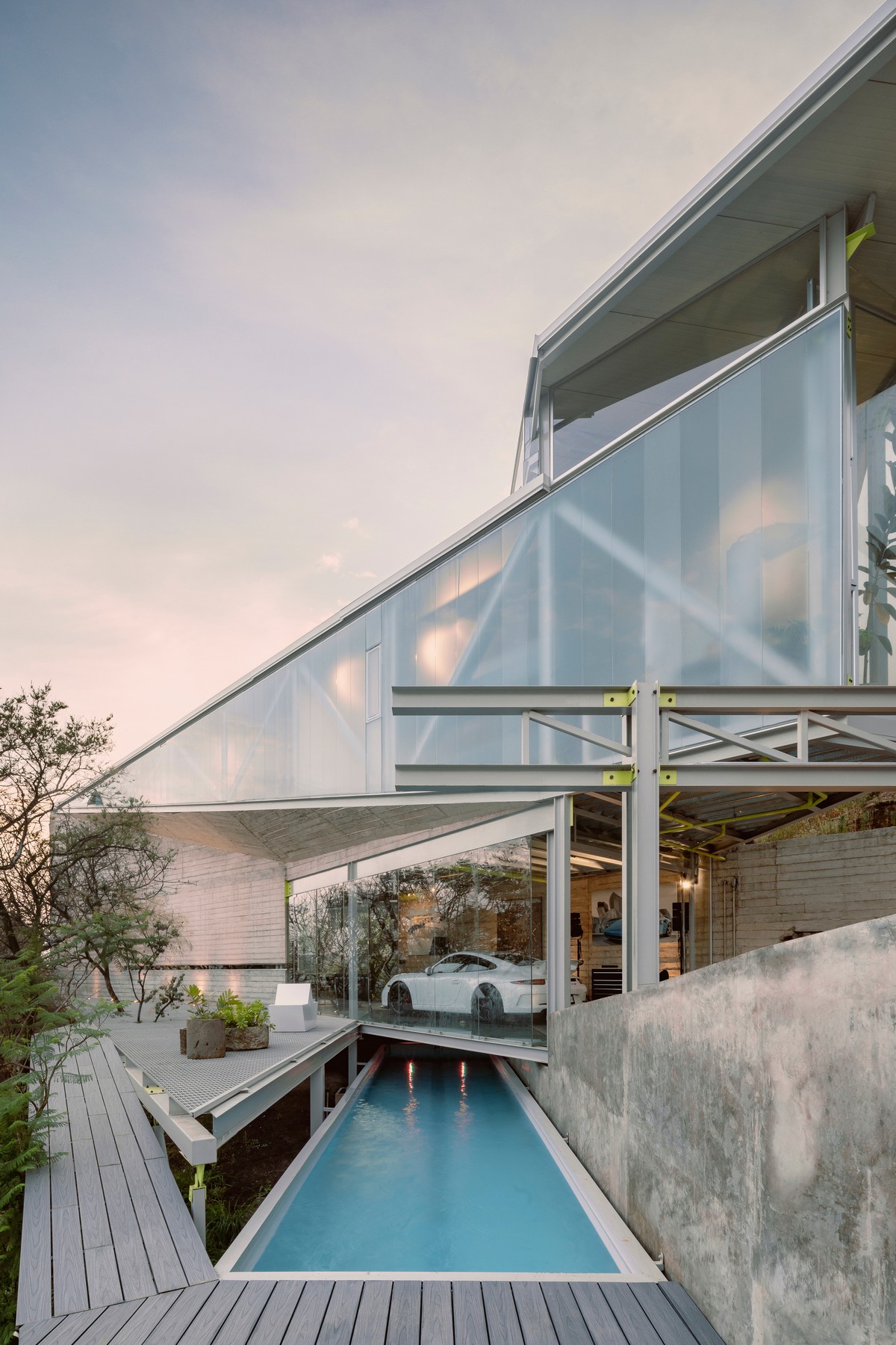 Дом с динамичным дизайном на склоне в Мексике