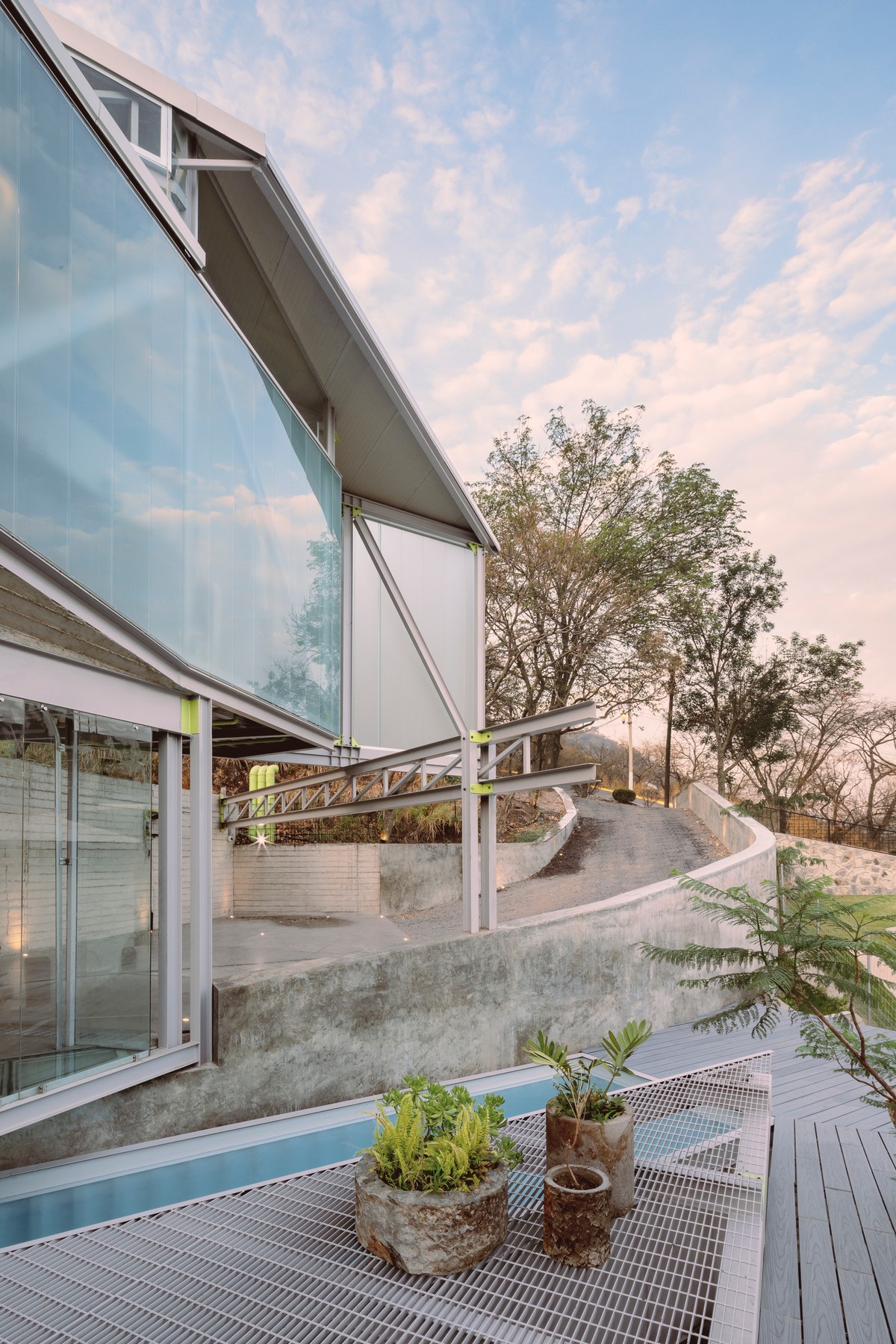 Дом с динамичным дизайном на склоне в Мексике