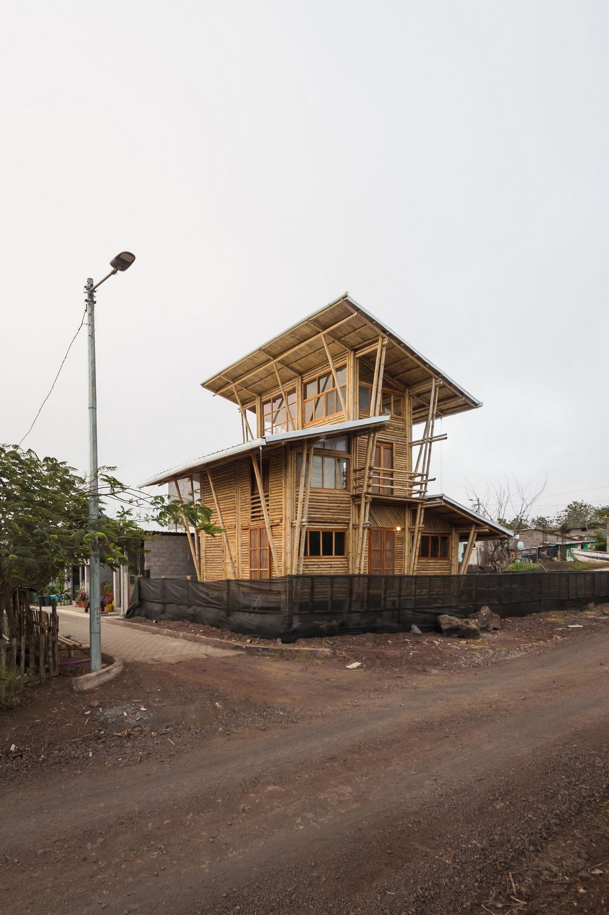 Эндемичный дом из бамбука на берегу океана в Эквадоре проекта, бамбука, бамбук, между, также, Эквадоре, работ, среди, которых, комната, проект, имеет, собой, местного, этаже, которая, установить, связь, самый, обеспечивающие