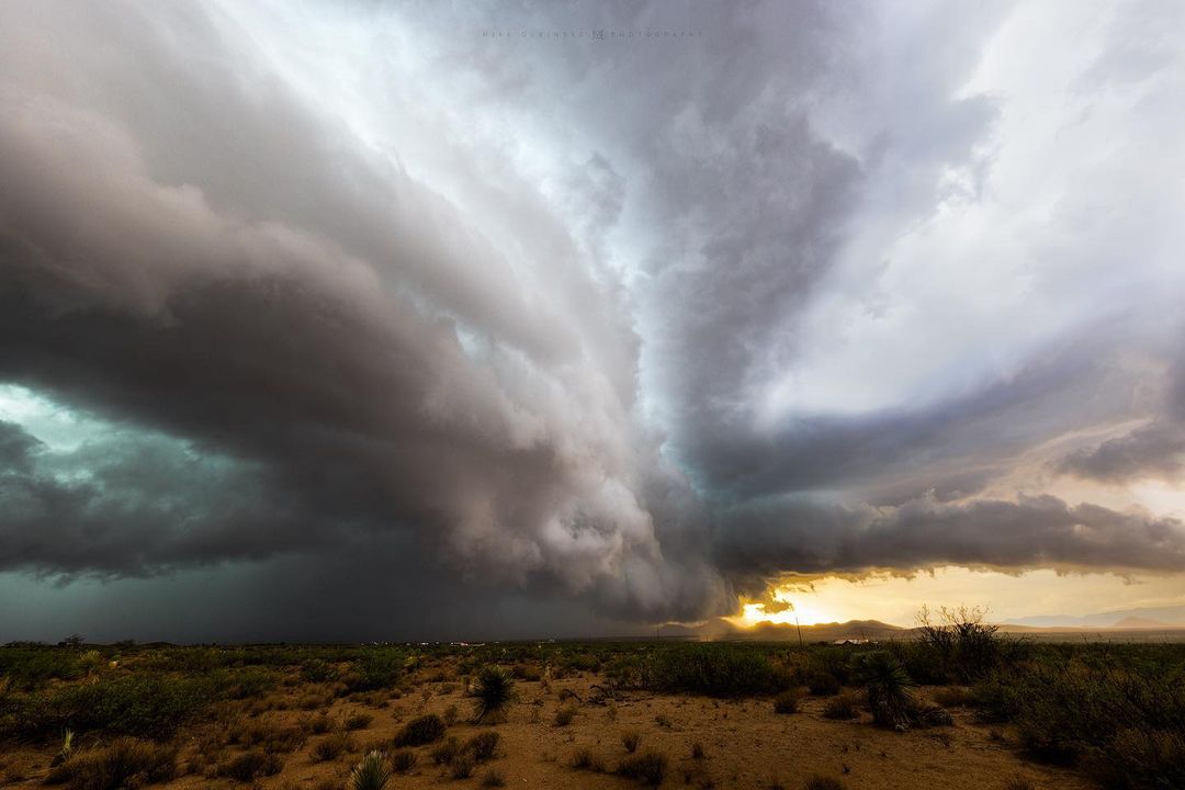 Ураганы, смерчи и молнии на снимках от Майка Олбински