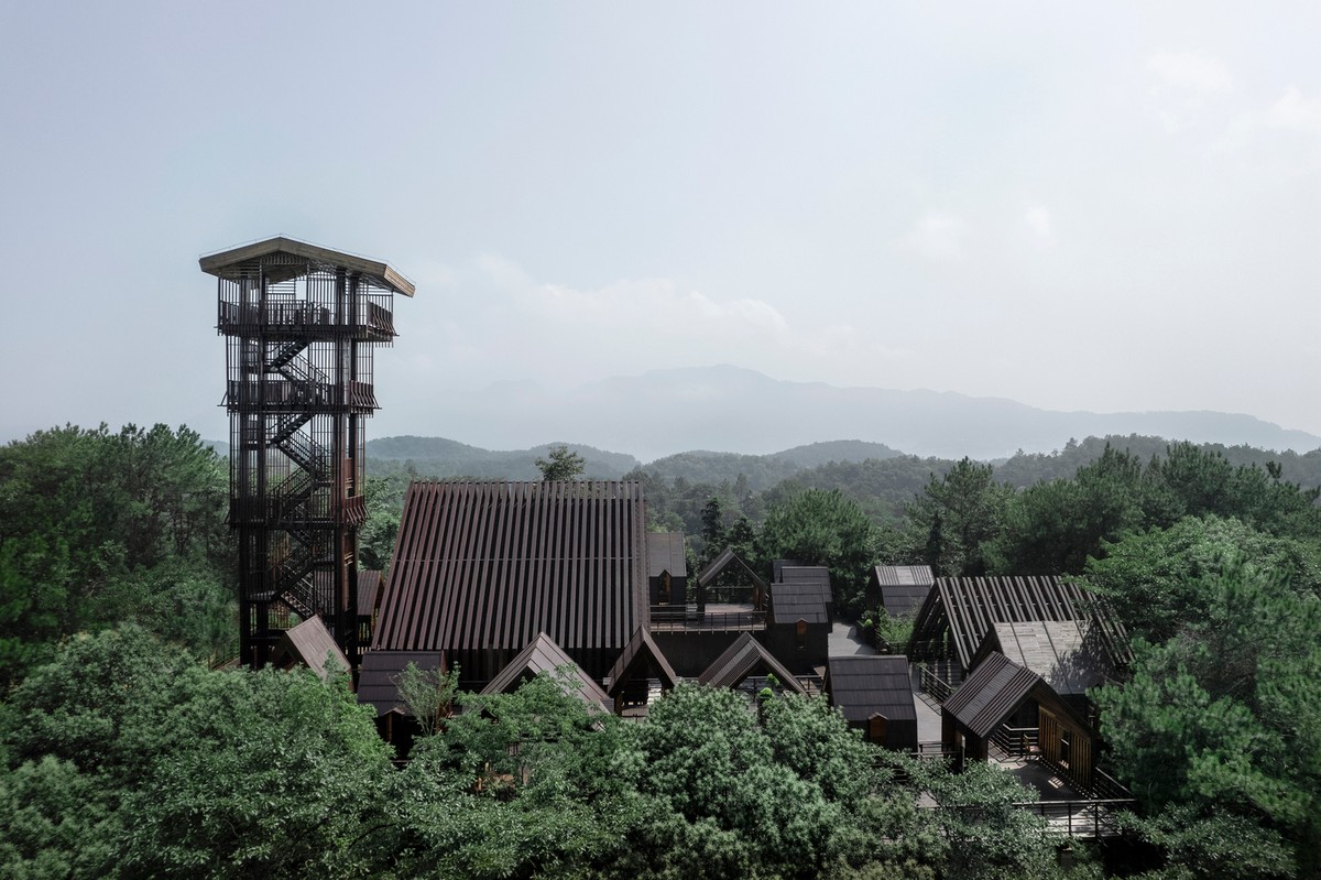 Деревянный сказочный город на острове в Китае