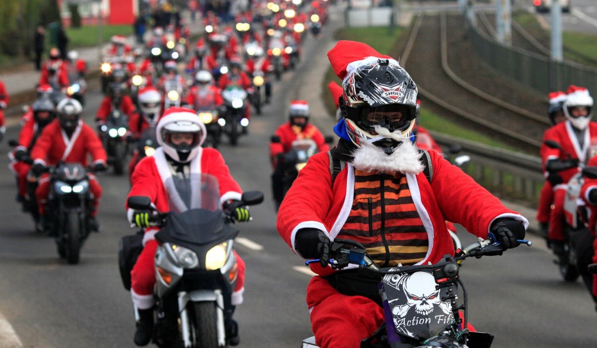 Санта-Клаусы и Деды Морозы на улицах разных стран