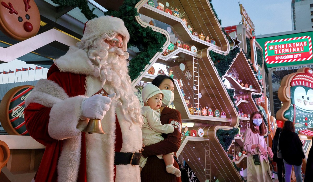 Санта-Клаусы и Деды Морозы на улицах разных стран