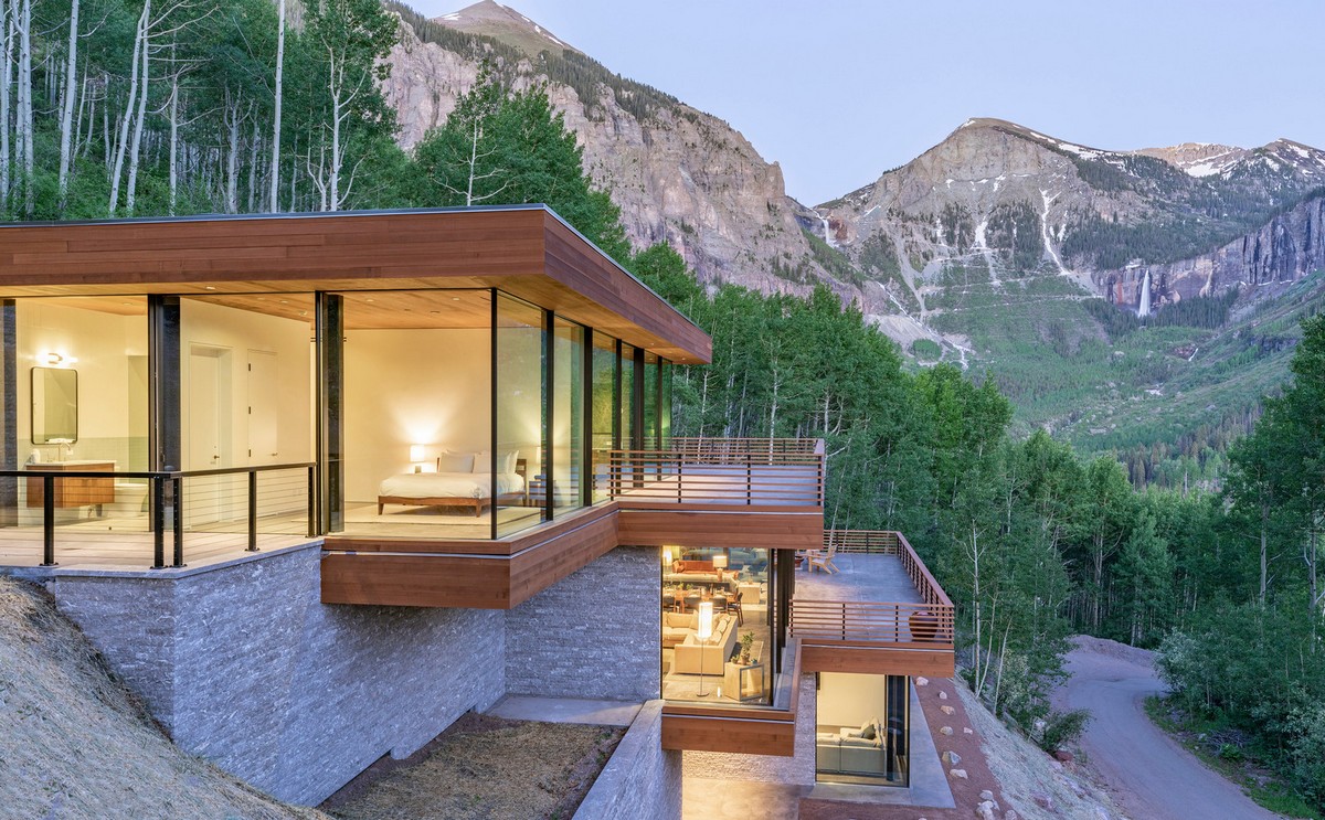 Каскадный стеклянный дом на скале в штате Колорадо