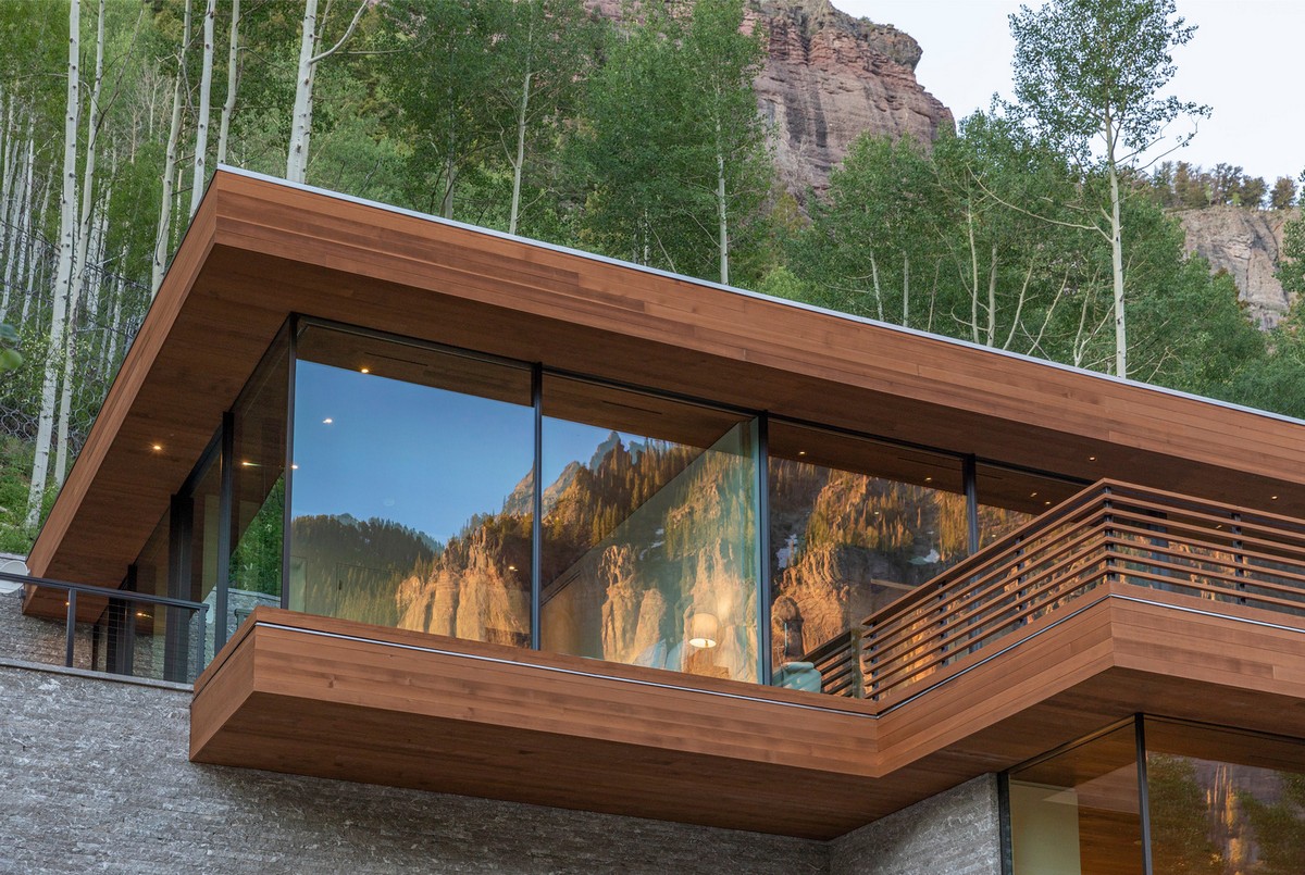 Каскадный стеклянный дом на скале в штате Колорадо