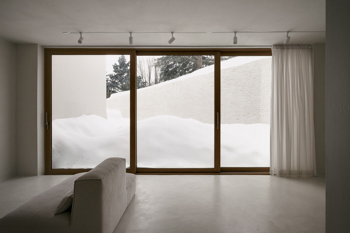 Простой белый дом в стиле минимализм в Канаде