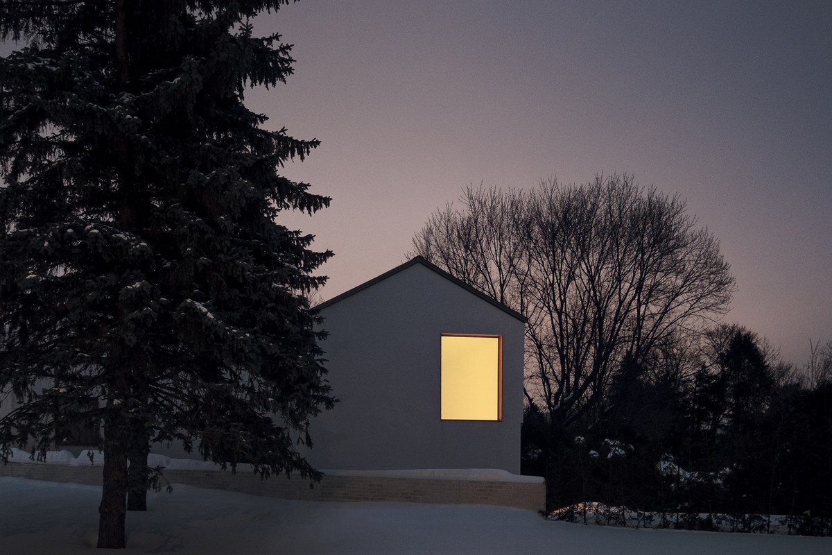 Простой белый дом в стиле «минимализм» в Канаде теперь, чтобы, пространств, объёмов, связь, участка, комнаты, программу, ориентированы, который, интерьера», выражается, «ландшафтного, света, плавного, созданию, сложных, подчинить, линий, каждой