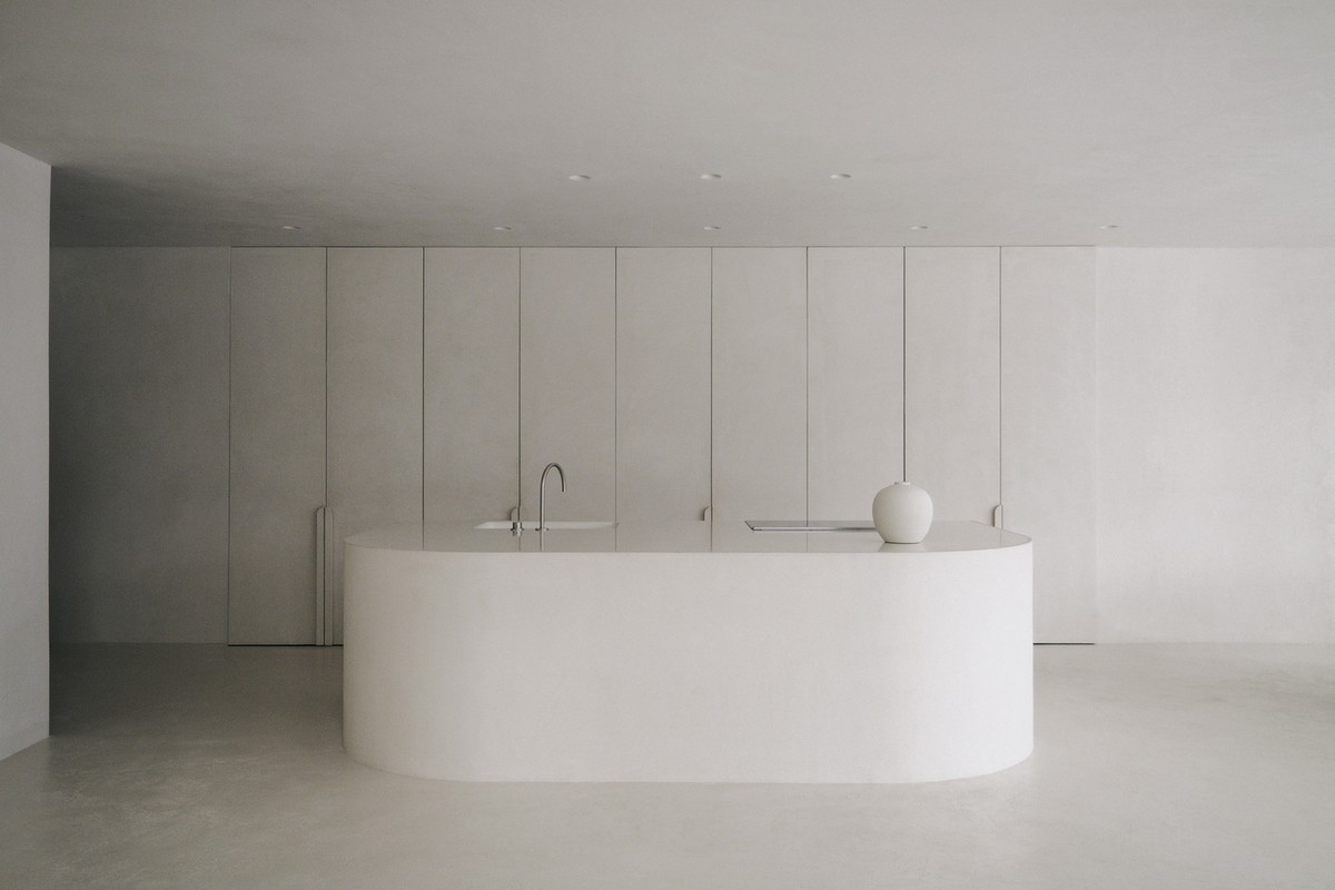 Простой белый дом в стиле «минимализм» в Канаде теперь, чтобы, пространств, объёмов, связь, участка, комнаты, программу, ориентированы, который, интерьера», выражается, «ландшафтного, света, плавного, созданию, сложных, подчинить, линий, каждой