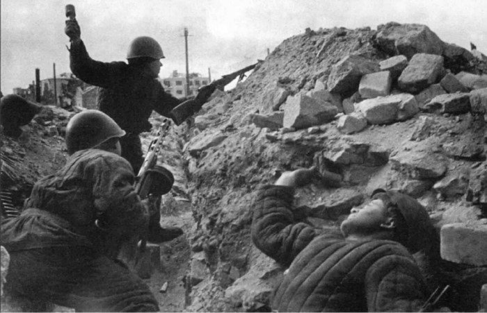 Зачем советские солдаты привязывали к гранатам крючки