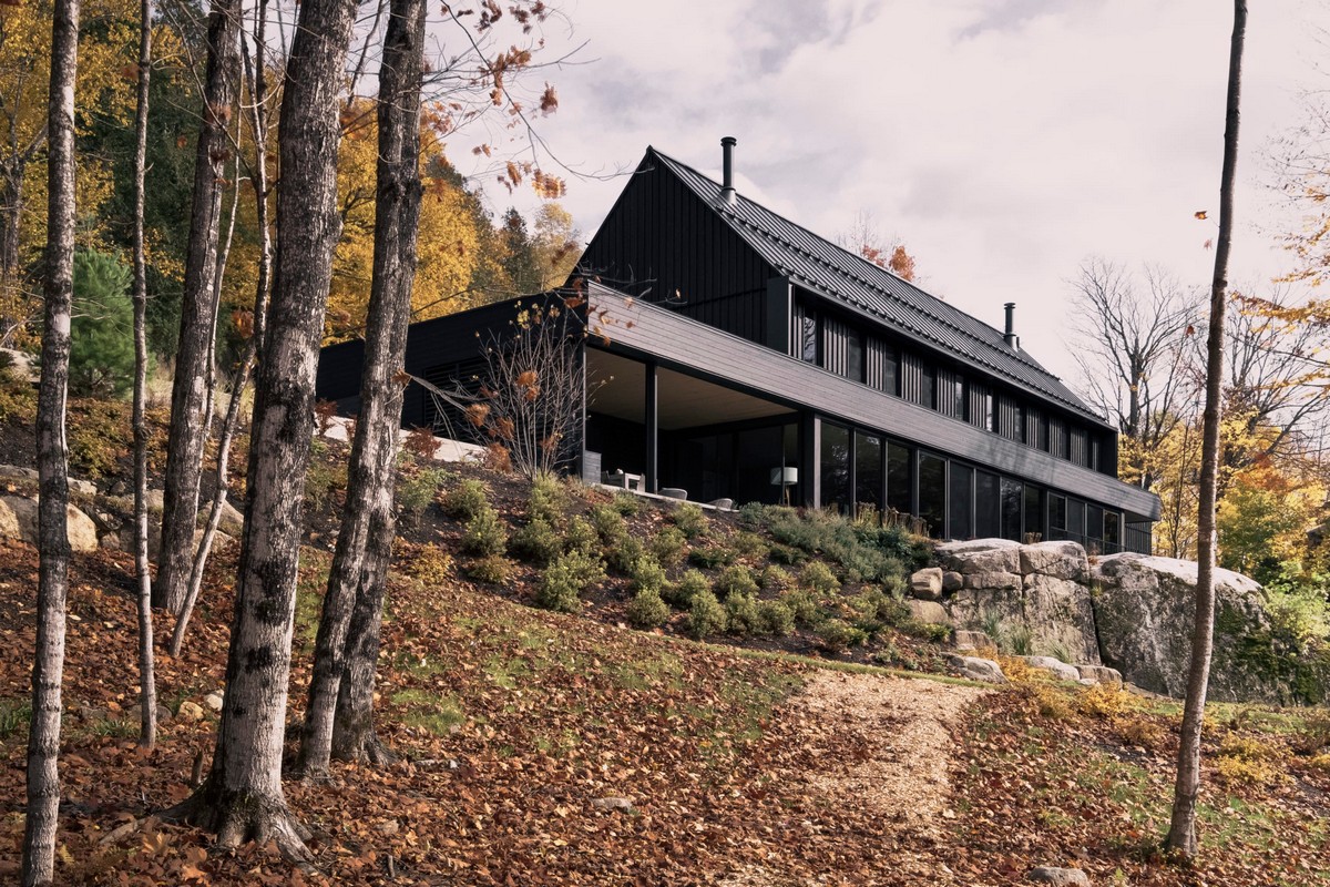 Чёрный дом на озере Лак-Тремблан в Канаде Картинки и фото