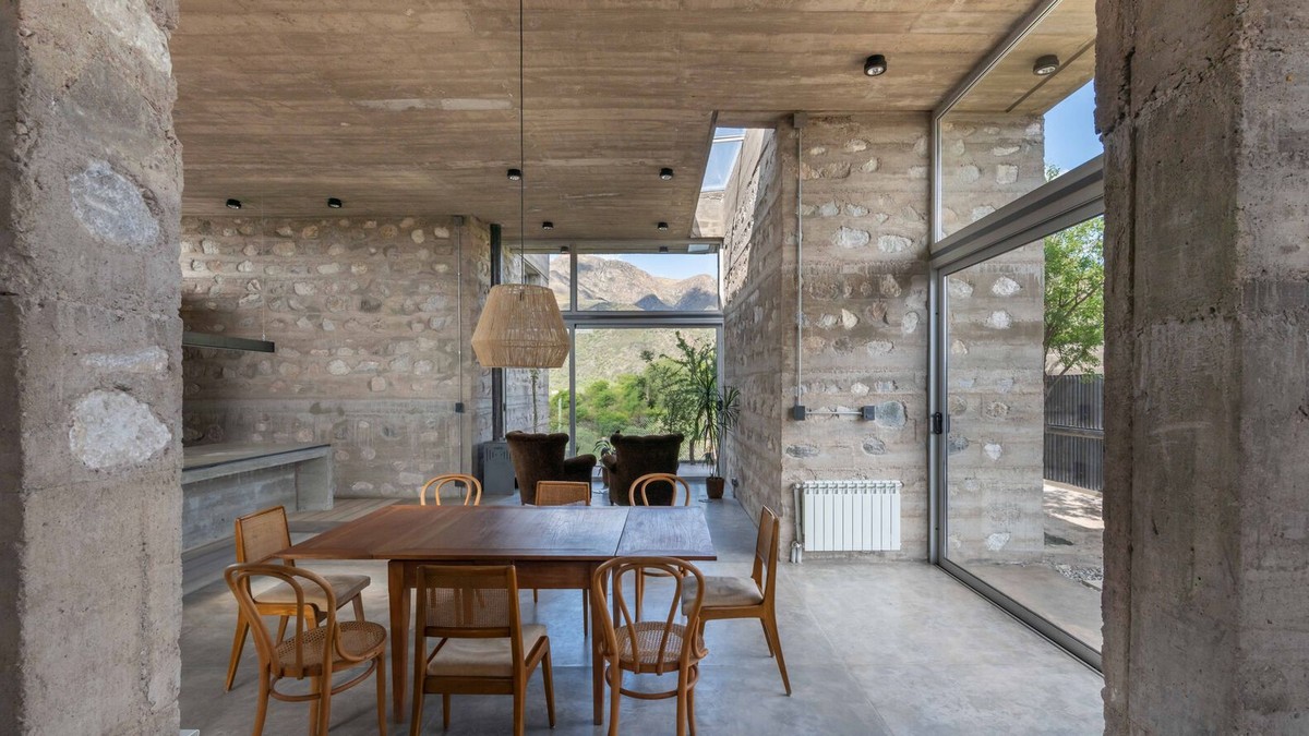 Брутальный дом из бетона и камня в Аргентине