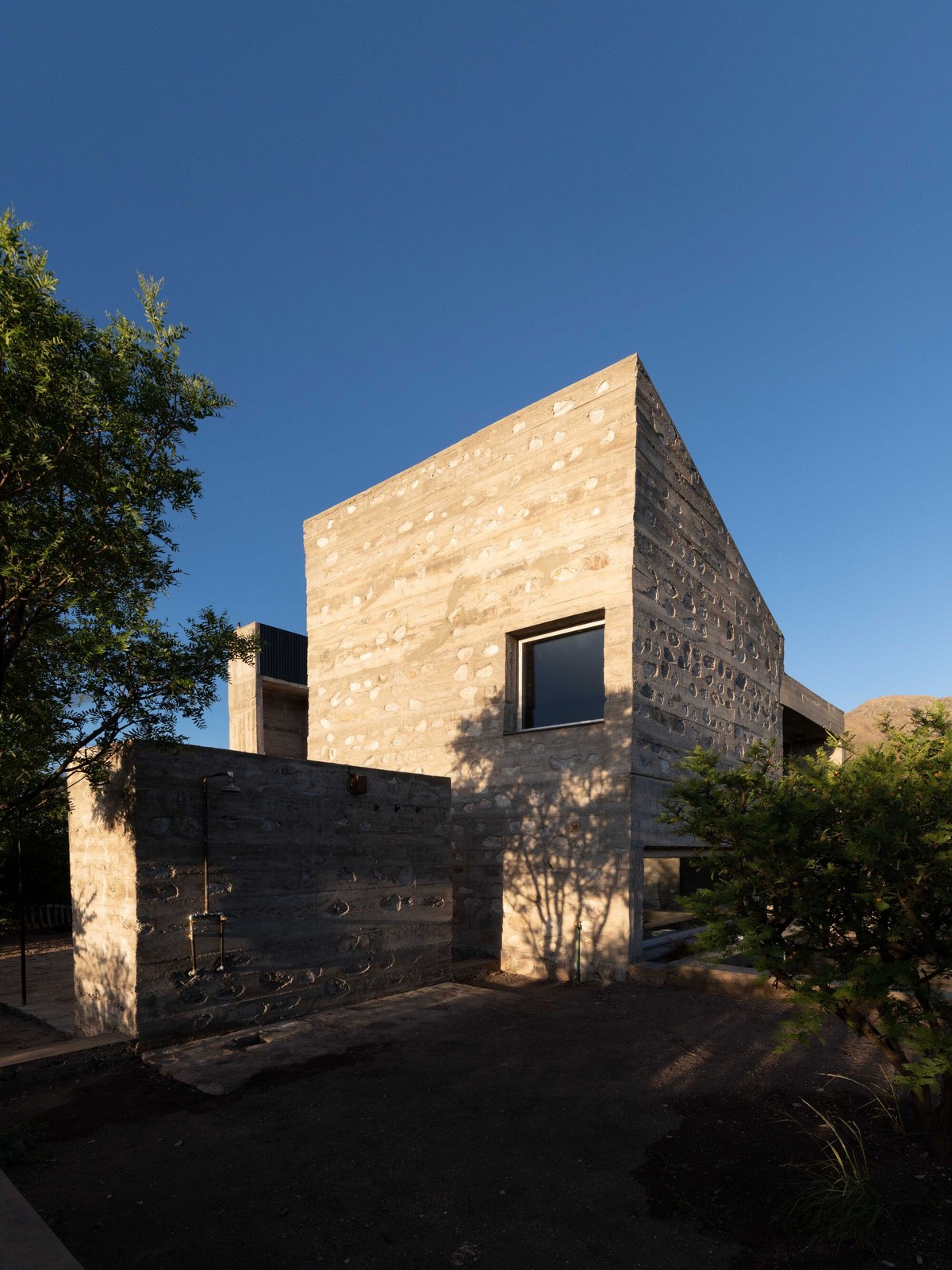 Брутальный дом из бетона и камня в Аргентине