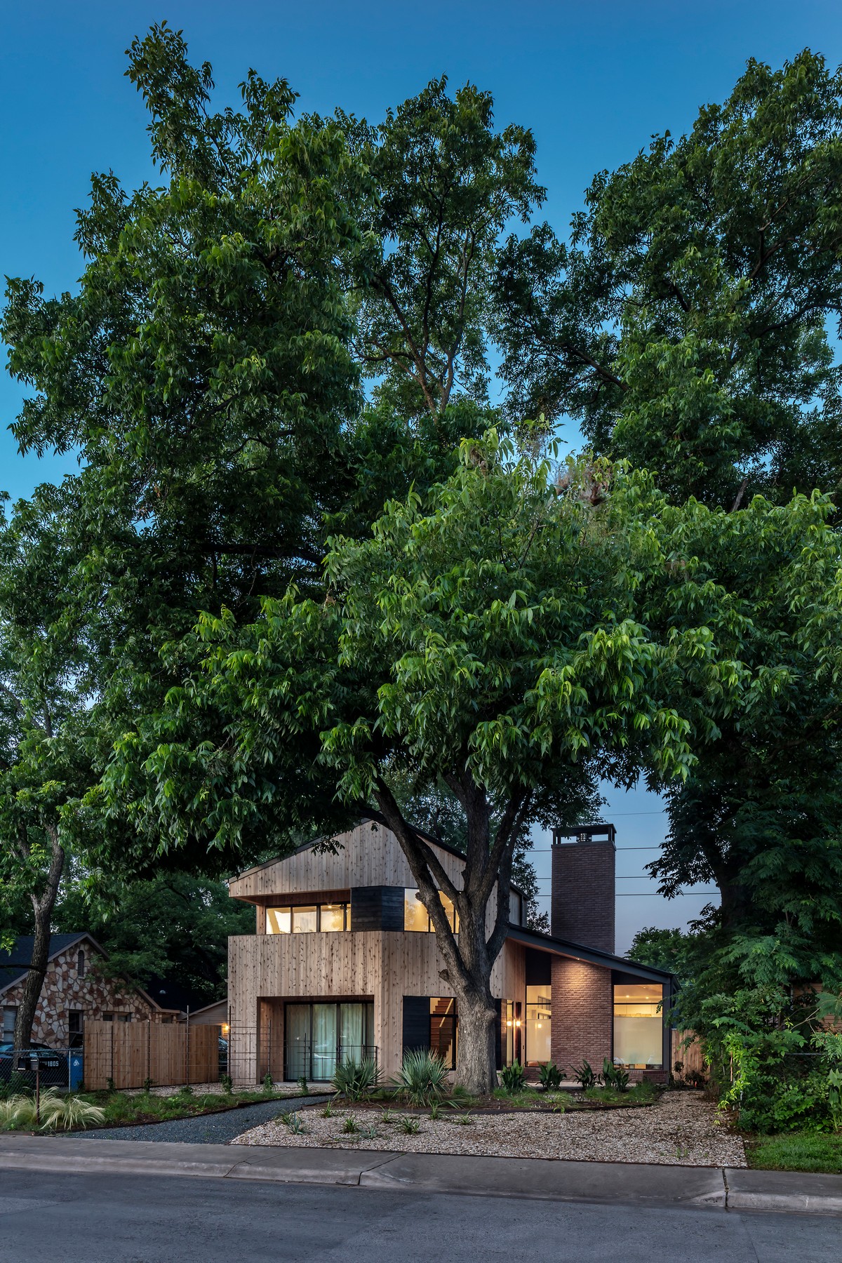 Высеченный дом под деревьями в США