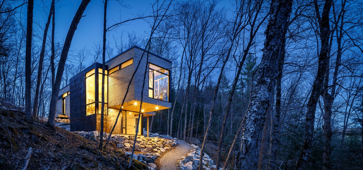 Небольшой дом на склоне в канадском лесу