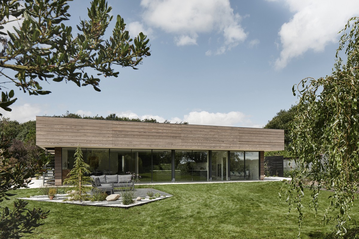 Минималистичный дом с террасой на крыше в Великобритании