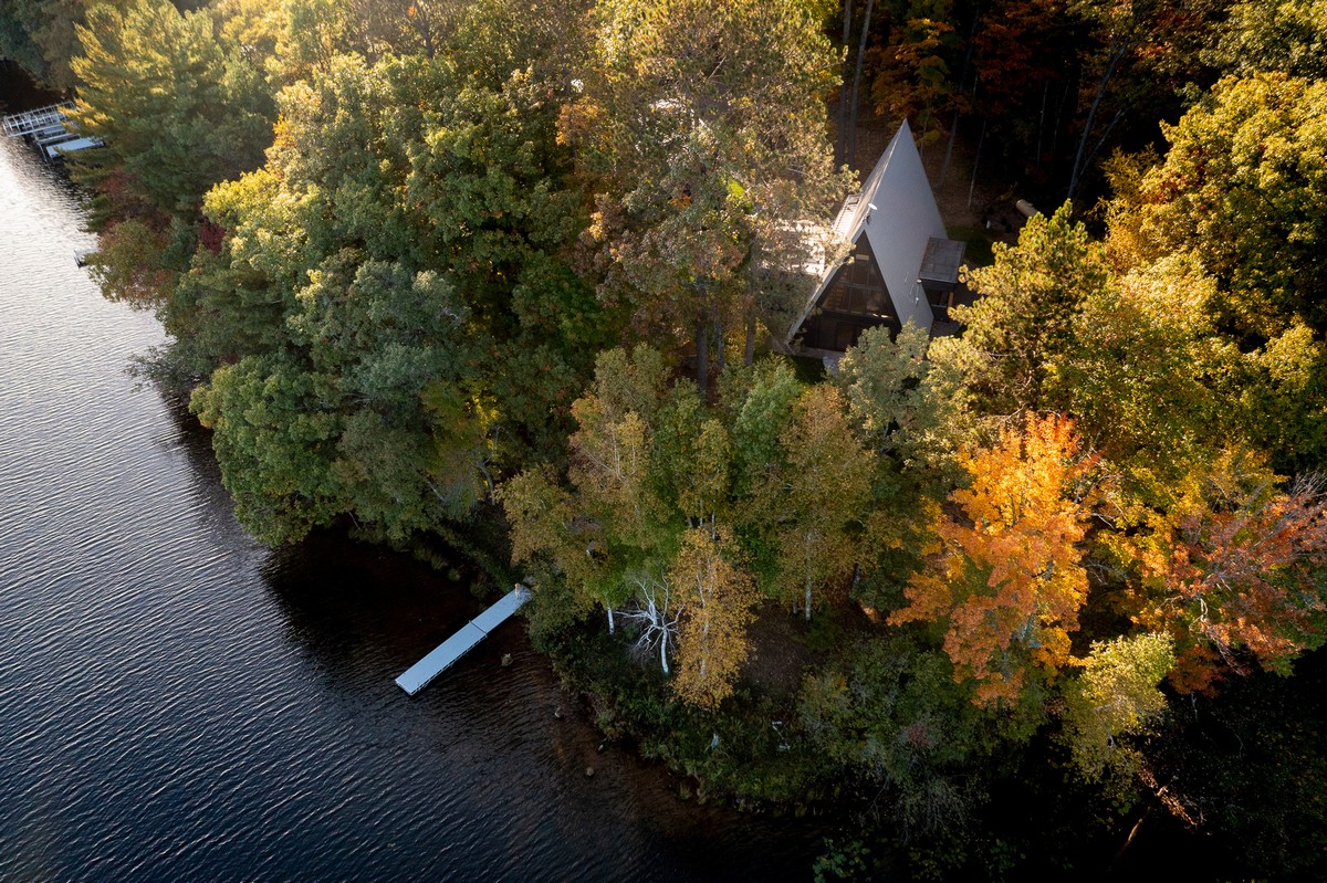 Остроконечный домик для отдыха у озера в штате Висконсин