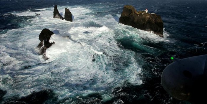Маяк на скале посреди океана и как его построили в довертолетную эпоху