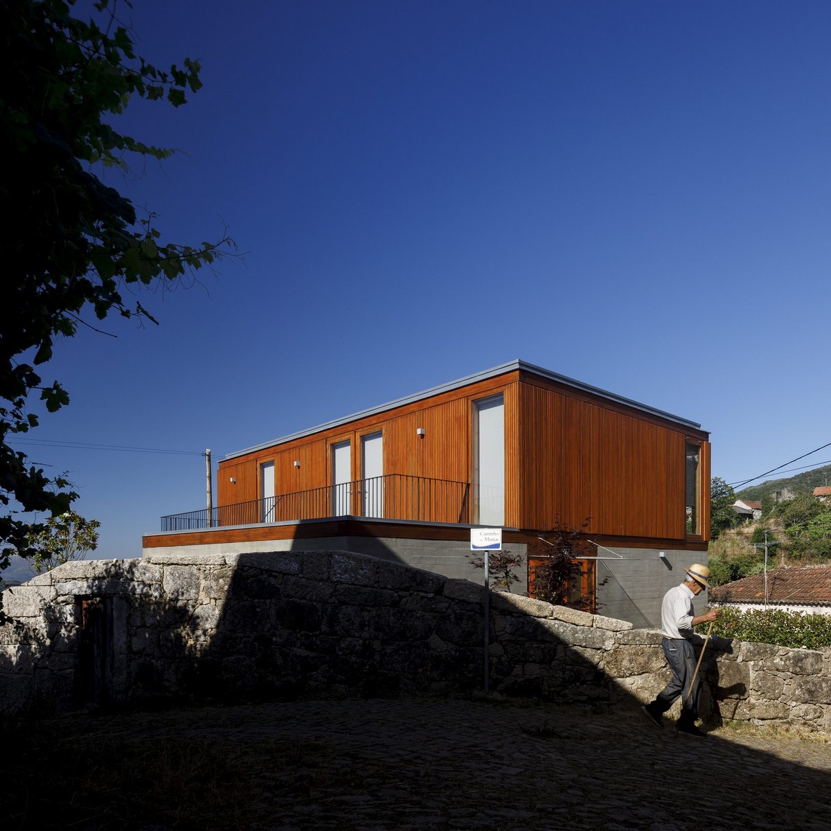 Современный сельский дом для загородного отдыха в Португалии котором, Деревянные, «espigueiro», строительства, стало, отдыха, загородного, которое, фасады, создают, имеет, собран, дерева, выполненный, размещается, полностью, объем, предварительно, столярной, мастерской