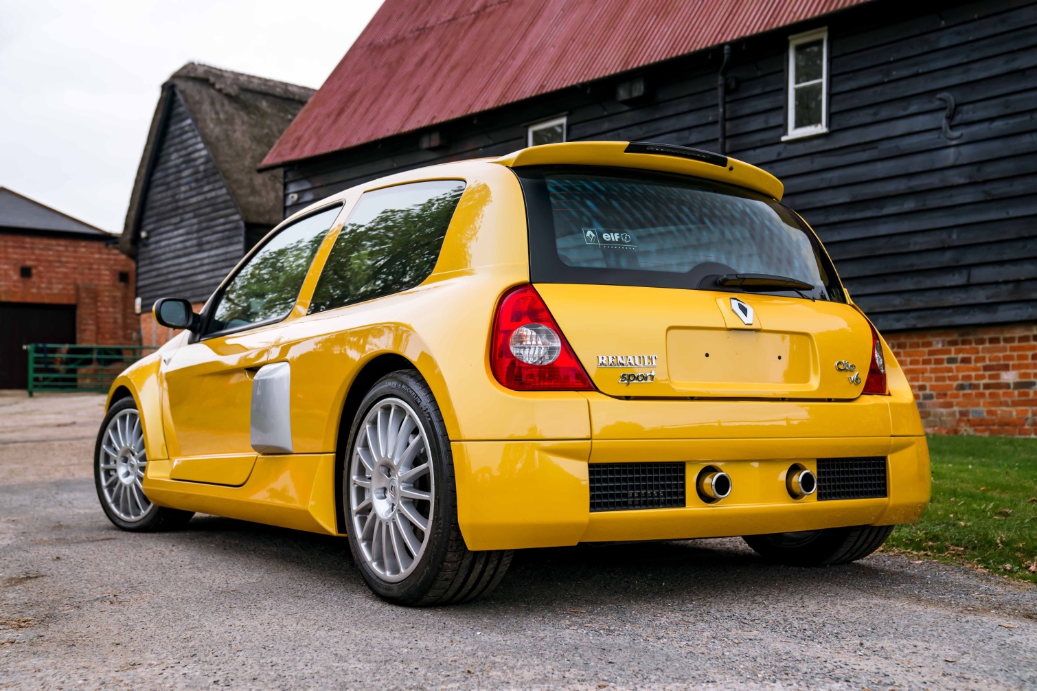 Невероятно редкий Renault Clio V6 продали за кругленькую сумму