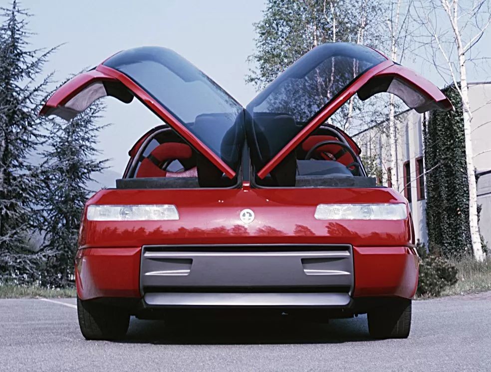 Минивэн Bertone с двигателем Lamborghini V12, опередивший свое время Авто/Мото