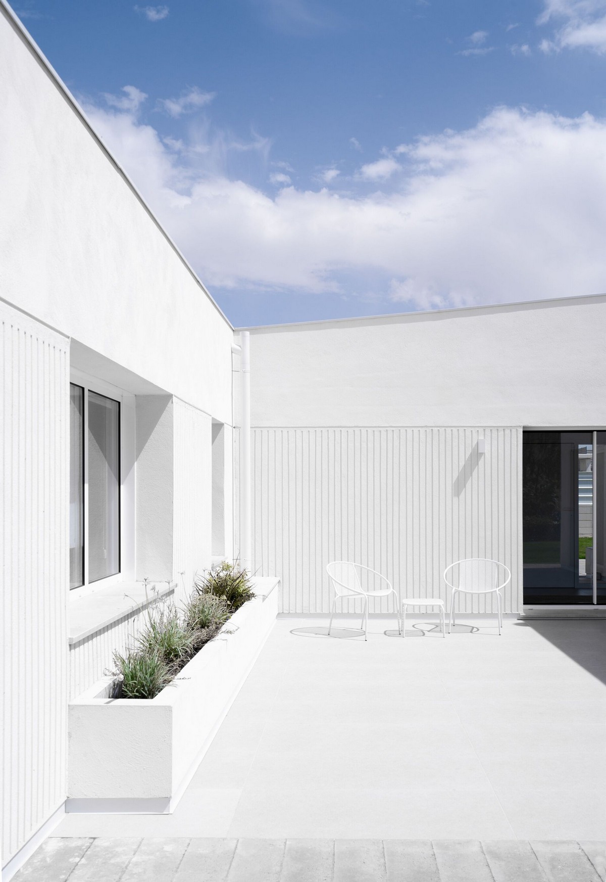 Минималистичный белый дом на одну семью в Испании