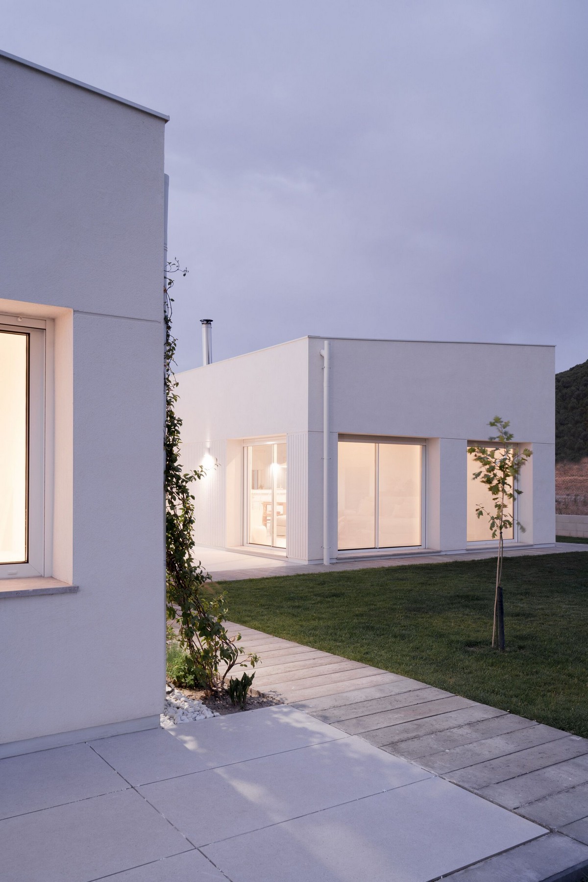 Минималистичный белый дом на одну семью в Испании