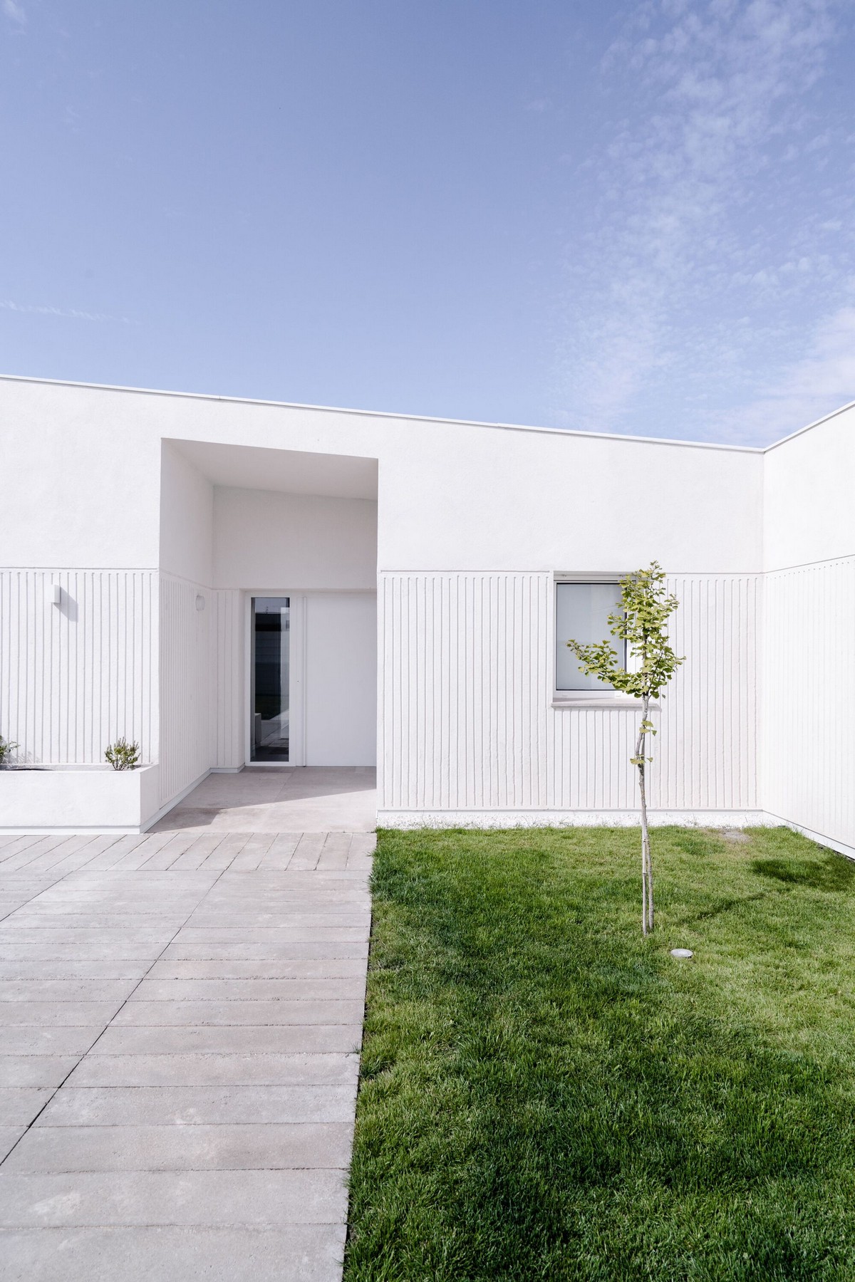 Минималистичный белый дом на одну семью в Испании стороны, имеет, будет, выходит, которая, проекта, использование, семью, Минималистичный, цвета, Acebes, возможность, любоваться, восходом, солнца, гостинаястоловая, ориентированная, запад, предоставляющая, наслаждаться