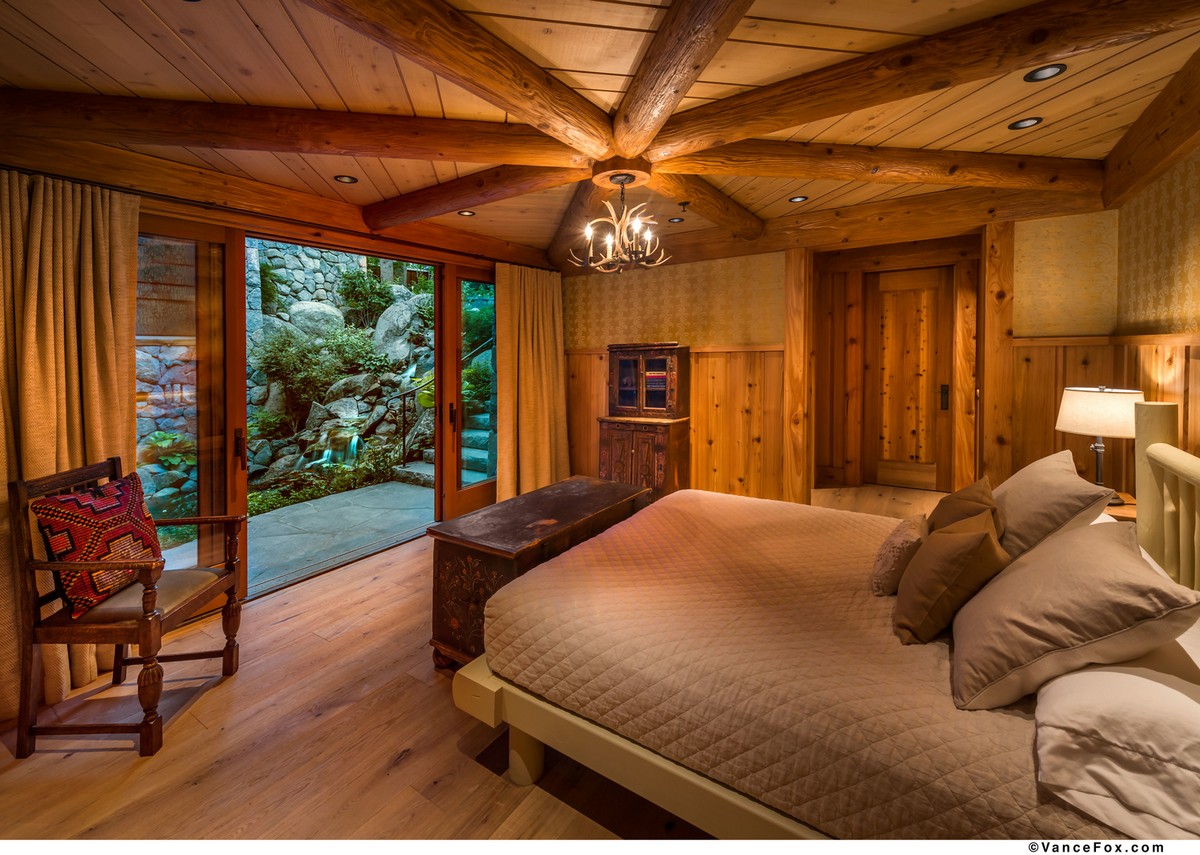 Двухэтажный дом из брёвен у озера Тахо в Калифорнии