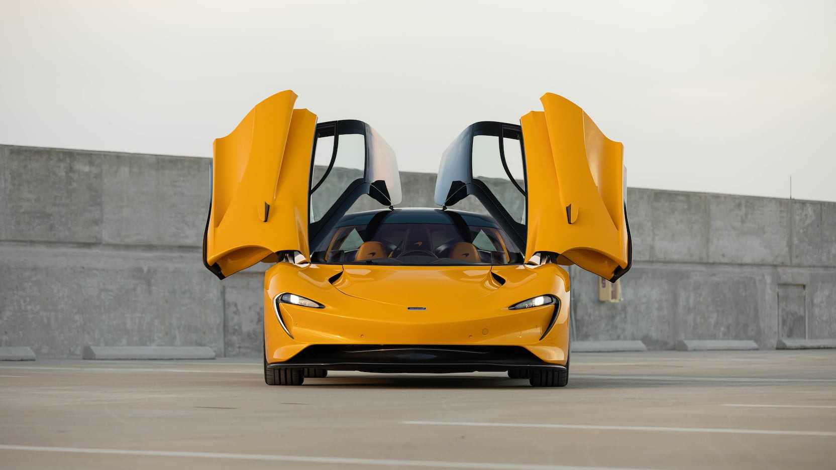 Желтый McLaren Speedtail с небольшим пробегом