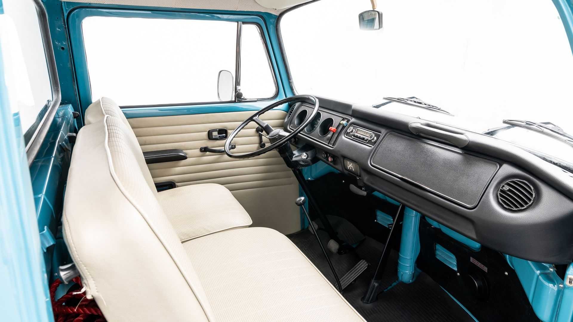 Volkswagen T2 Bulli 1971 года — красивый и аккуратный эвакуатор