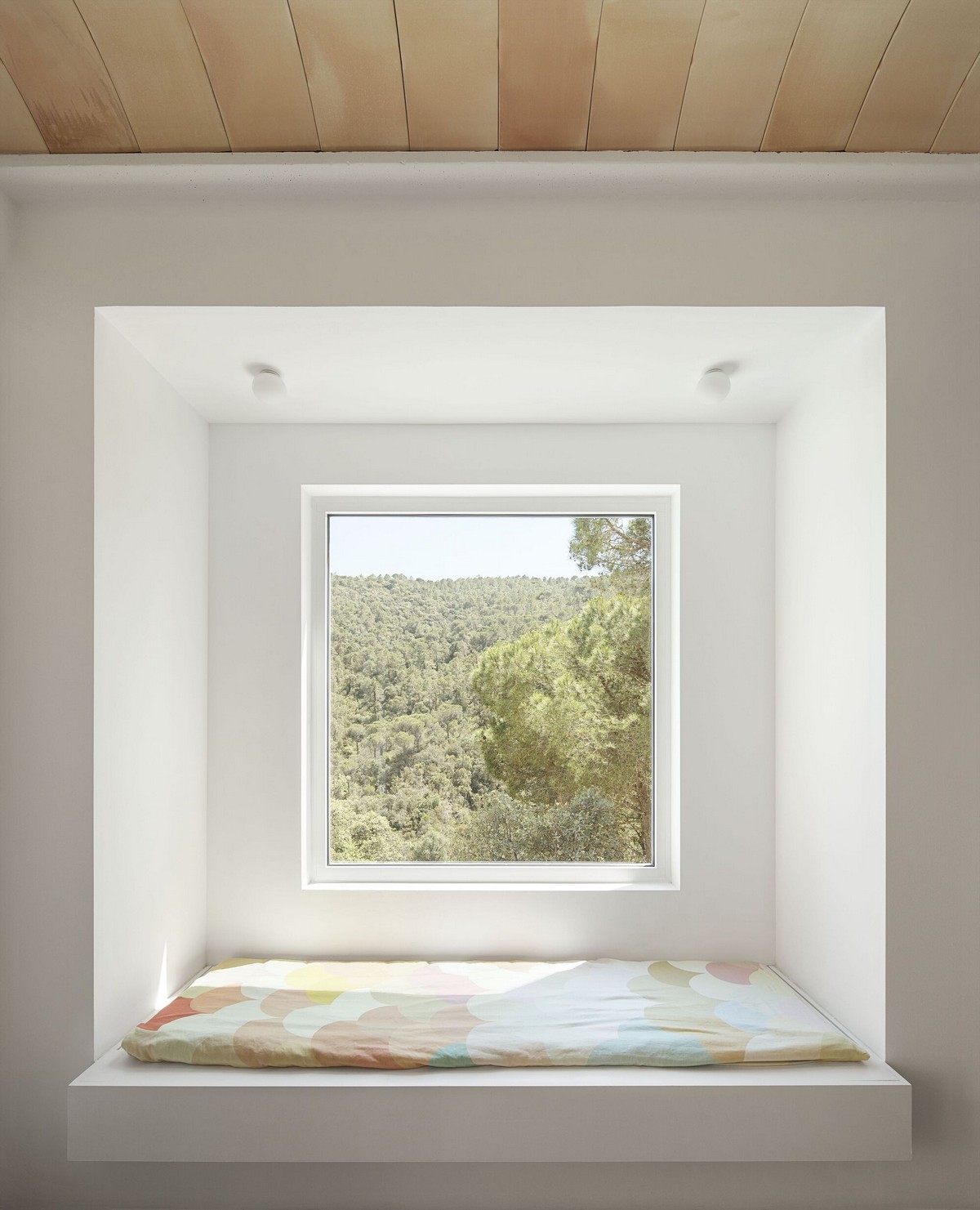 Дом на склоне холма с видом на лесистую долину в Каталонии