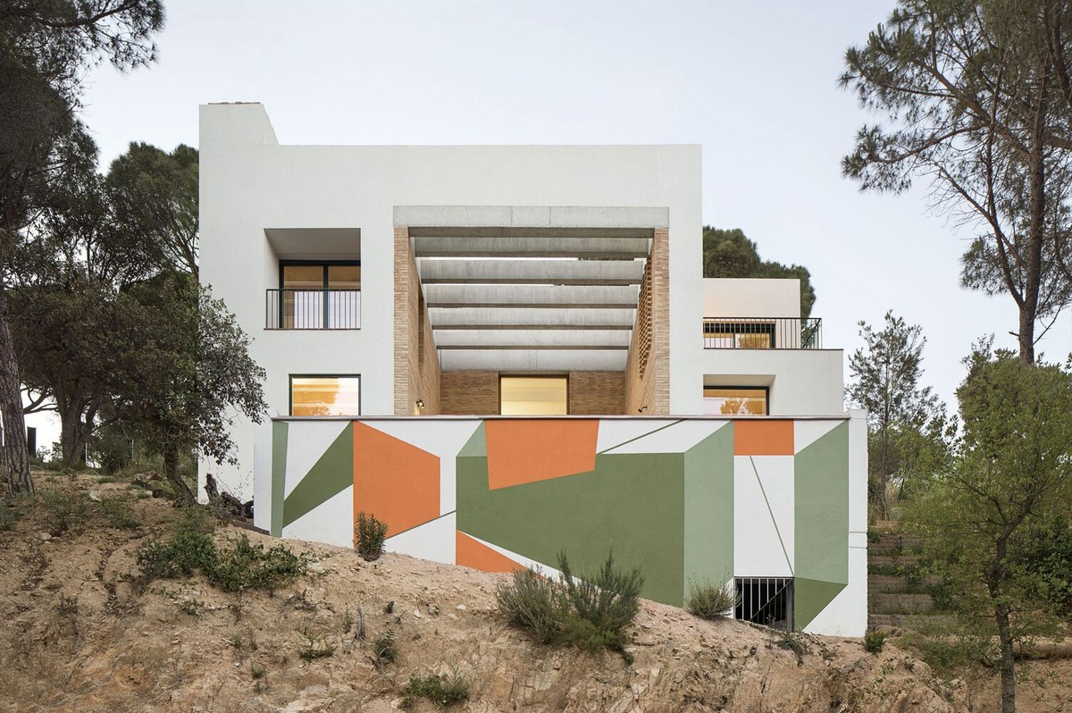Дом на склоне холма с видом на лесистую долину в Каталонии
