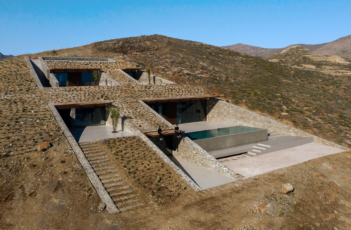 Встроенный в холм дом на острове в Греции