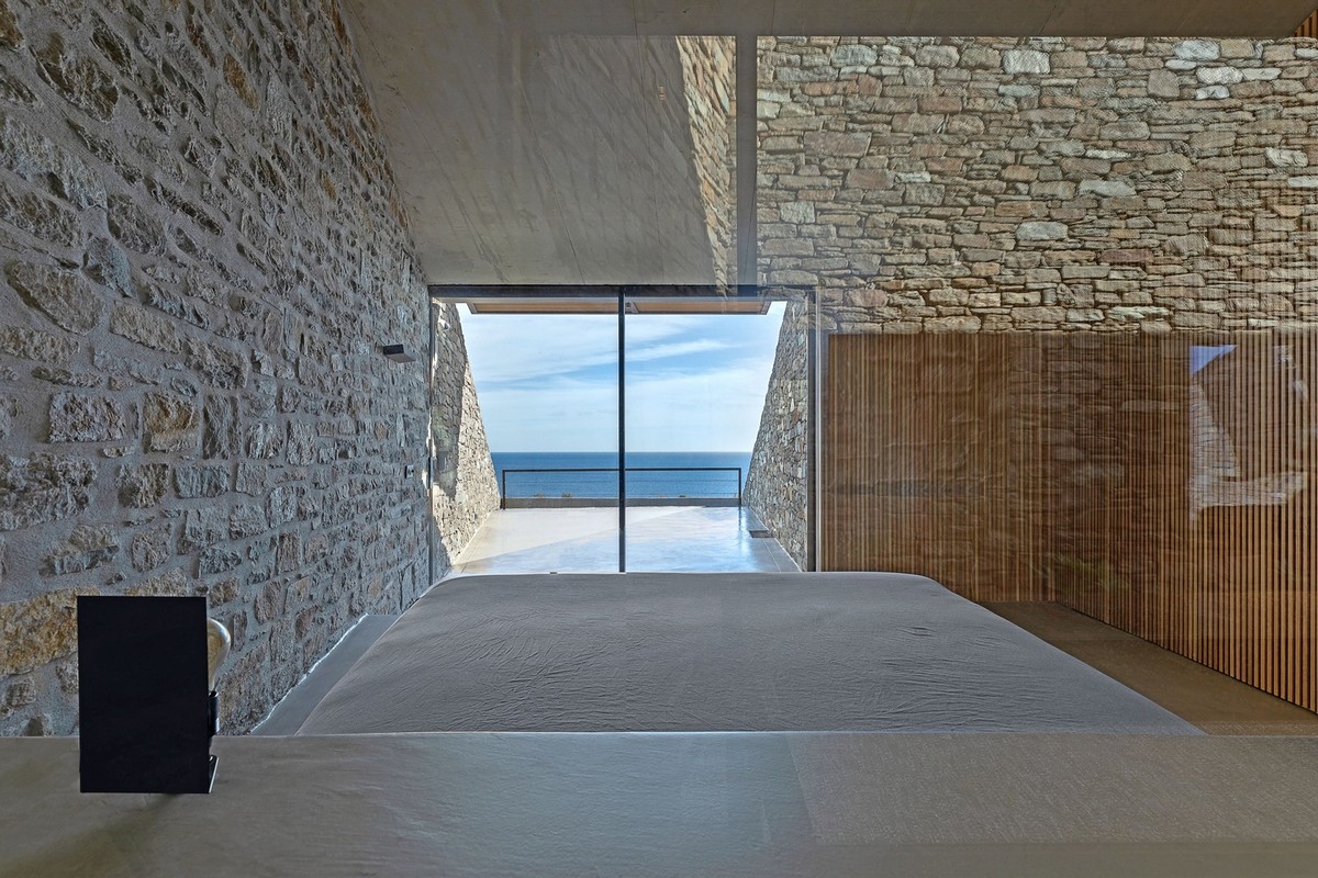 Встроенный в холм дом на острове в Греции