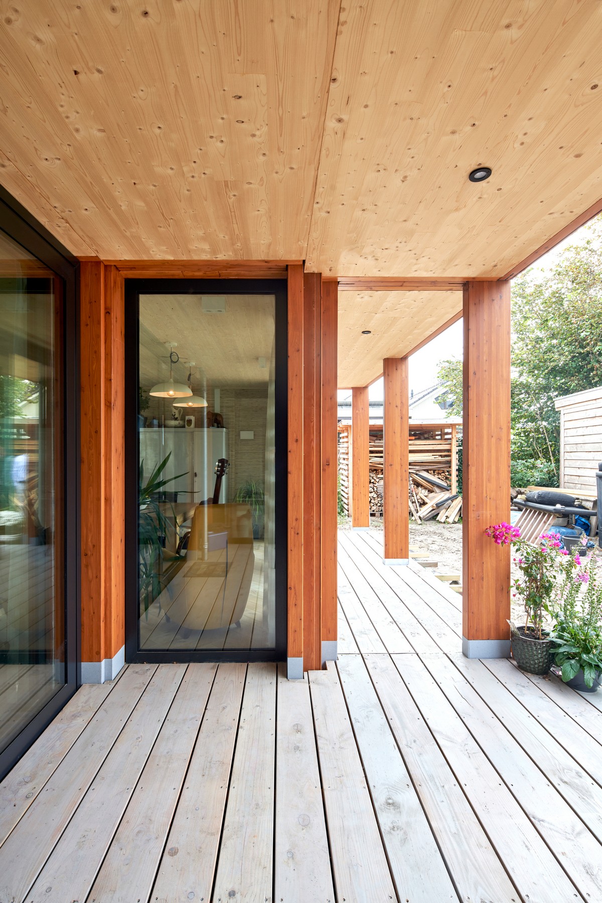 Экологичный деревянный дом со стильным дизайном в Нидерландах