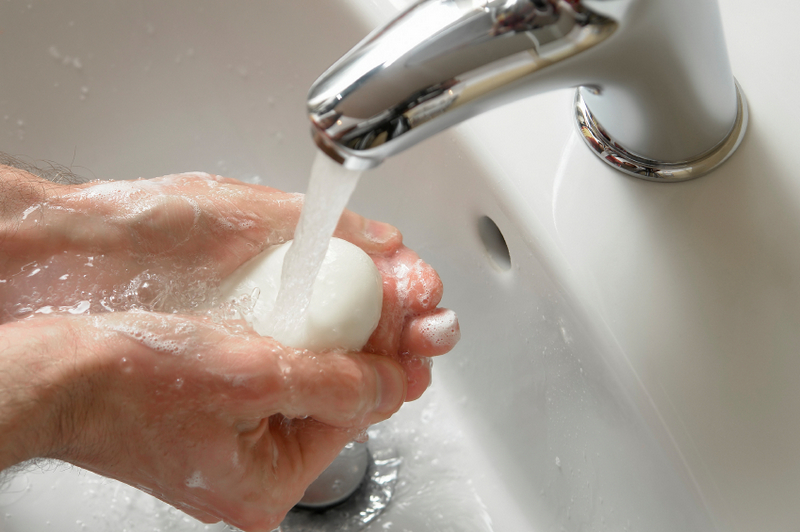 После каких предметов необходимо срочно мыть руки с мылом