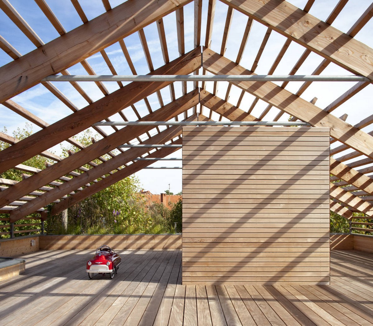 Эко-устойчивый деревянный дом в пригороде Парижа