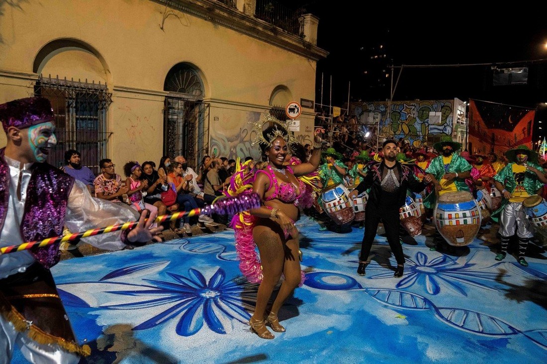 Парад Desfile de Llamadas во время карнавала в Уругвае