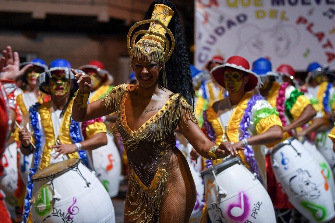 Парад Desfile de Llamadas во время карнавала в Уругвае