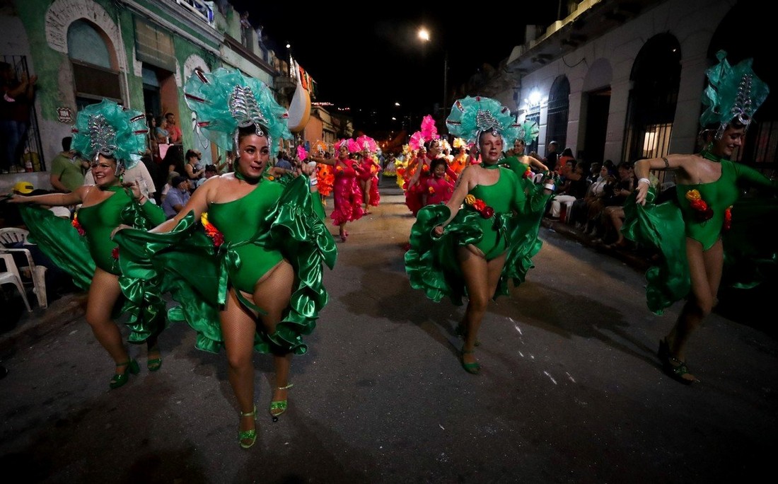 Парад Desfile de Llamadas во время карнавала в Уругвае