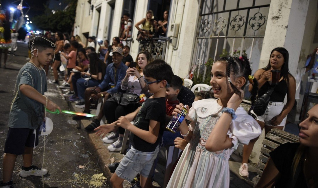 Парад Desfile de Llamadas во время карнавала в Уругвае