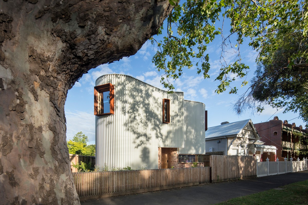 Изогнутый дом без прямых углов в Австралии