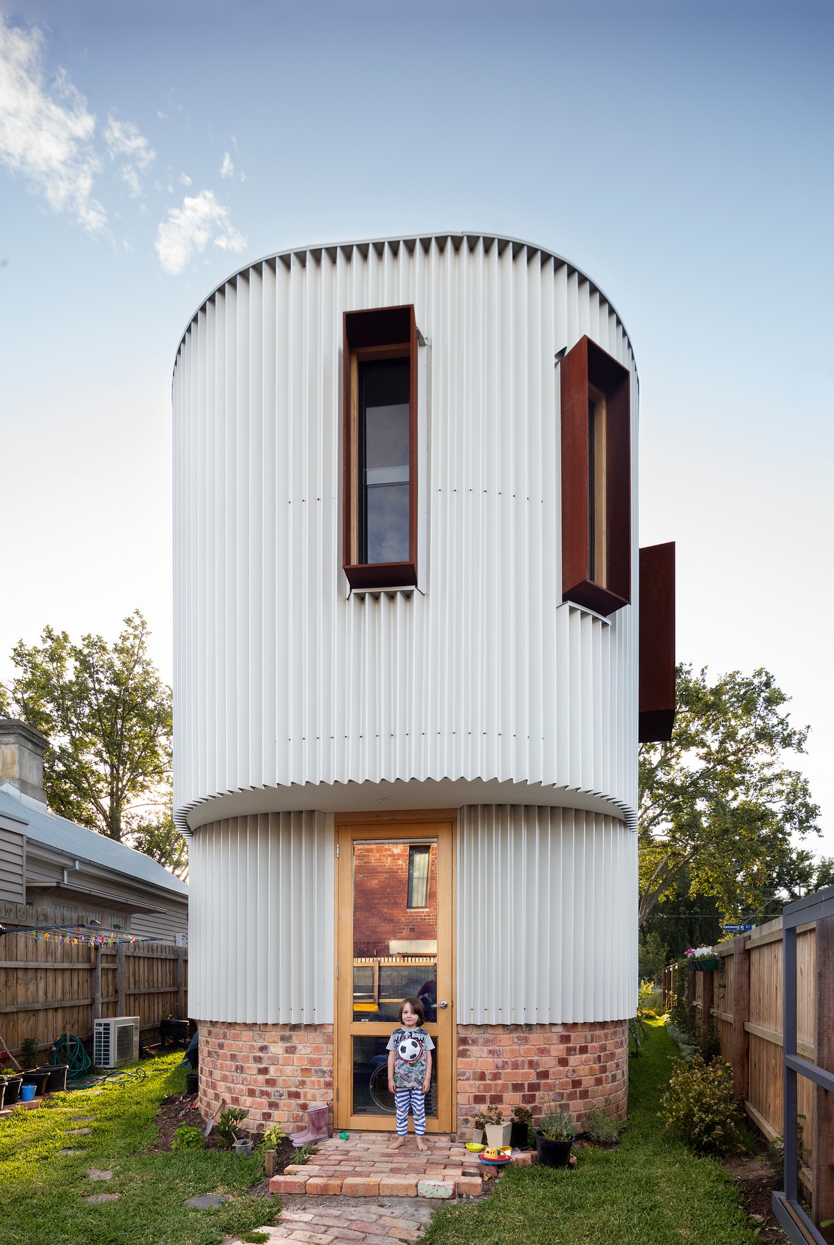 Изогнутый дом без прямых углов в Австралии