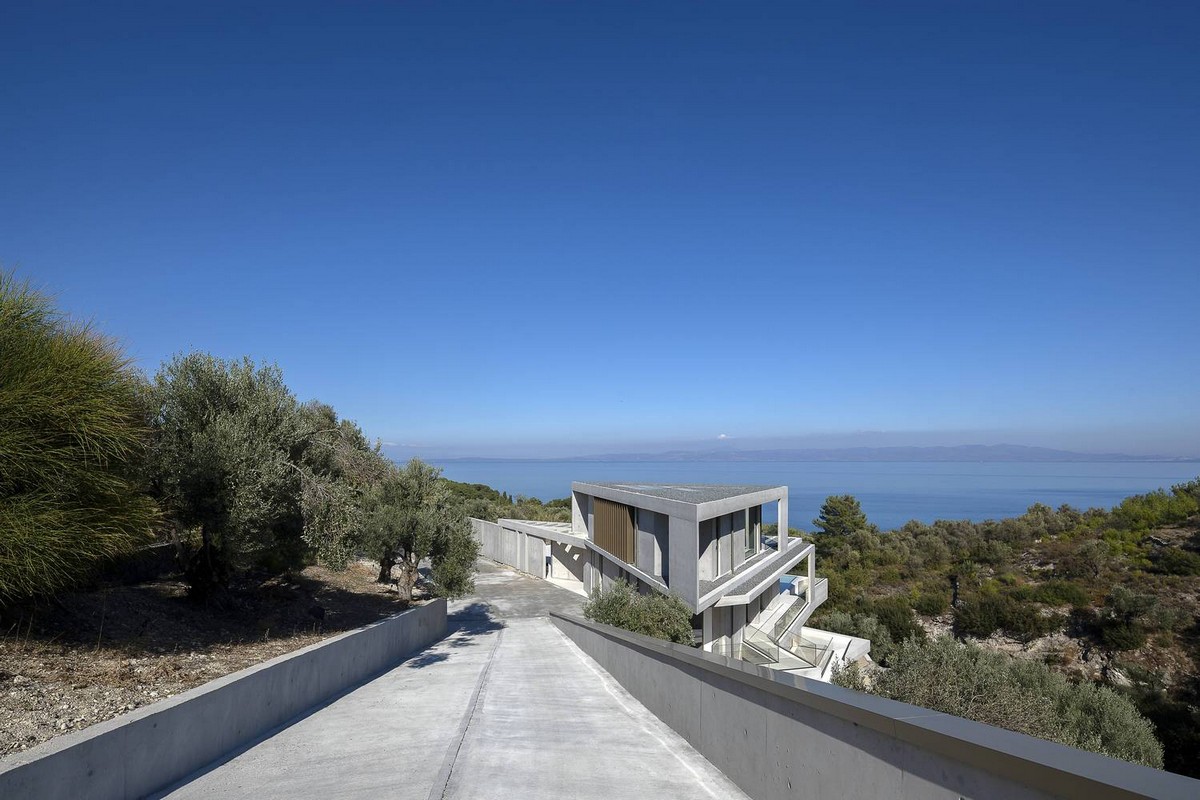 Бетонный частный дом на склоне в Греции