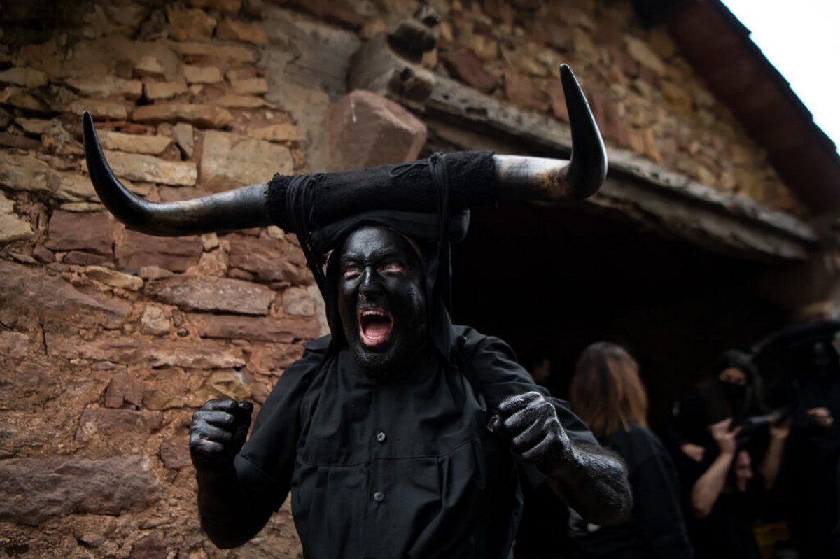 Карнавал дьяволов в небольшом городке Лусон