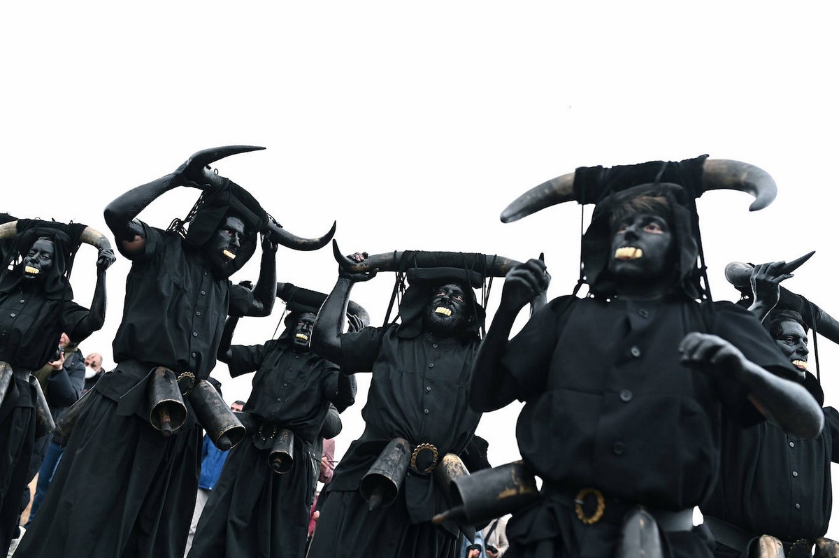 Карнавал дьяволов в небольшом городке Лусон